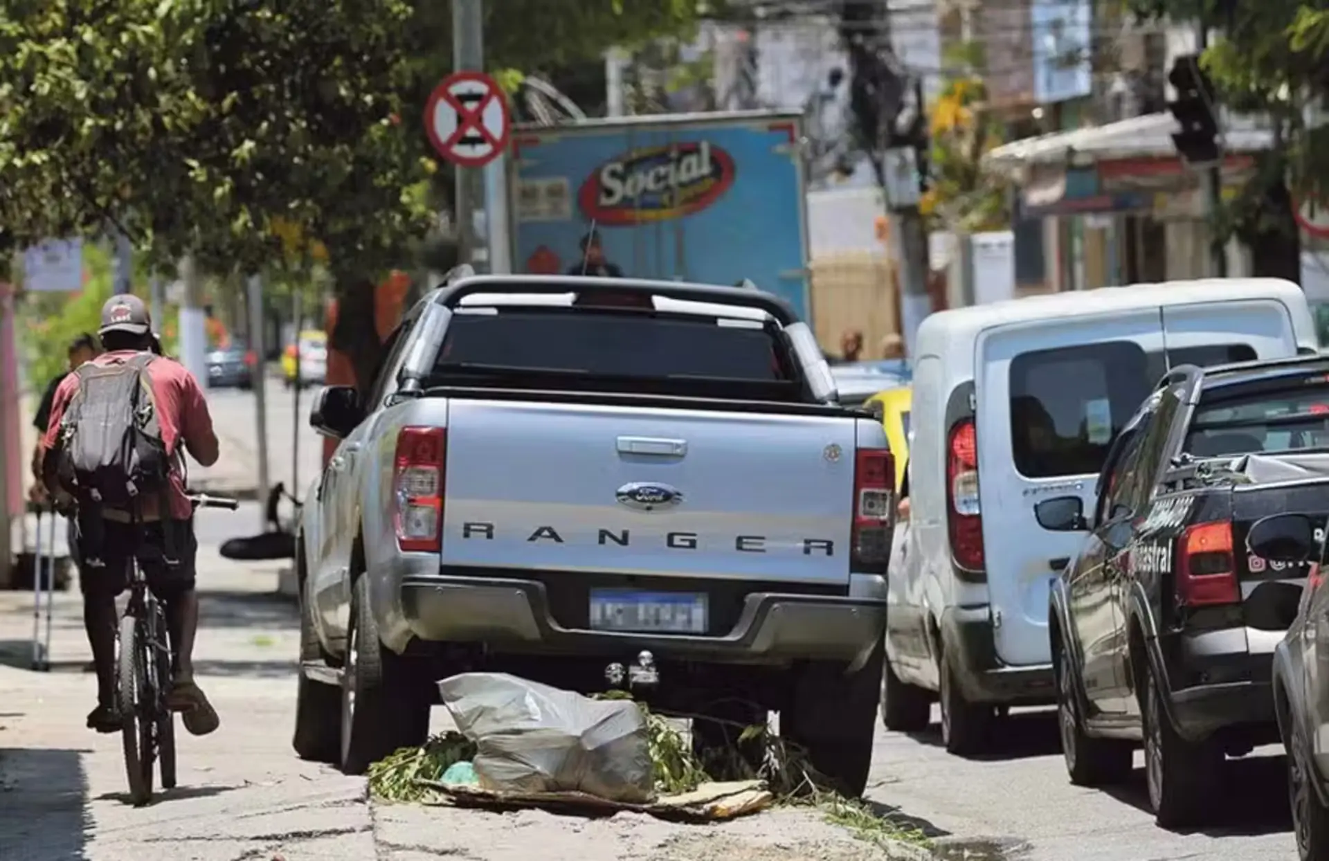 A camioneta no estacionamento...